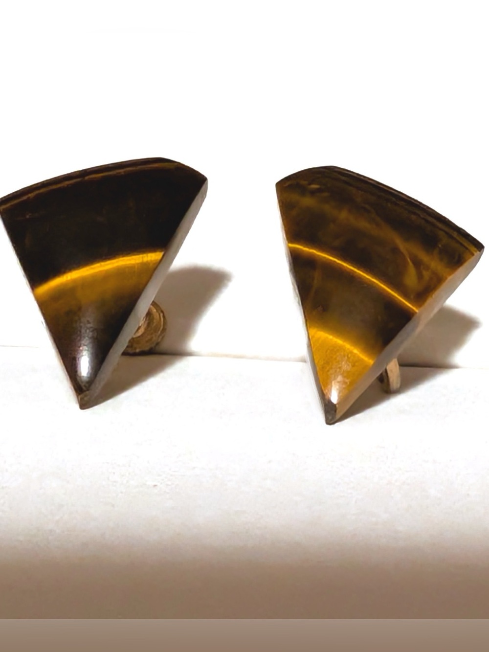 VTG 50s genuine AAA Red Tigers Eye Modernist Triangle Screw back earrings 1.25”